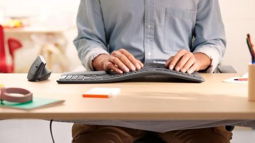 (P) Logitech ERGO K860 și MX Vertical: un duo ergonomic pentru biroul tău de acasă