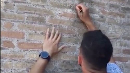 VIDEO Turistul care a scrijelit pe Colosseumul din Roma numele său și al iubitei, identificat de carabinieri/ El riscă o amendă de cel puțin 15 mii de euro și închisoare de până la cinci ani