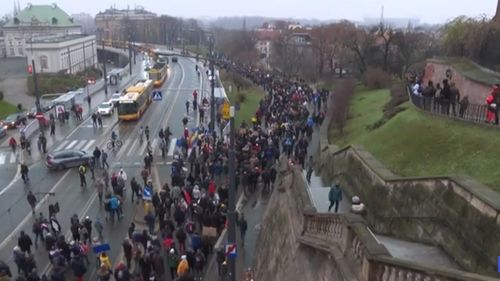 VIDEO Mii de oameni au protestat în centrul Varșoviei împotriva interzicerii avortului și a restricțiilor împotriva pandemiei COVID-19