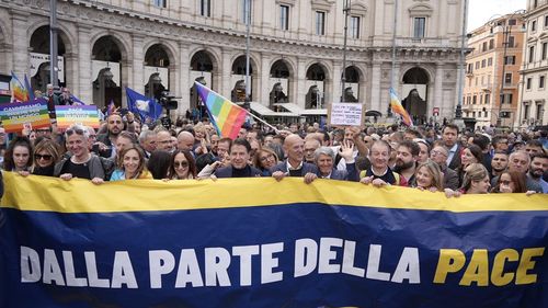 Mii de studenţi italieni au ars drapele ale UE şi NATO la proteste împotriva reînarmării Europei
