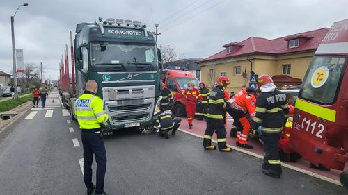 Accident la Lețcani, județul Iași: Un tir a lovit pe trecerea de pietoni doi copii și pe tatăl lor. Unul dintre copii a decedat
