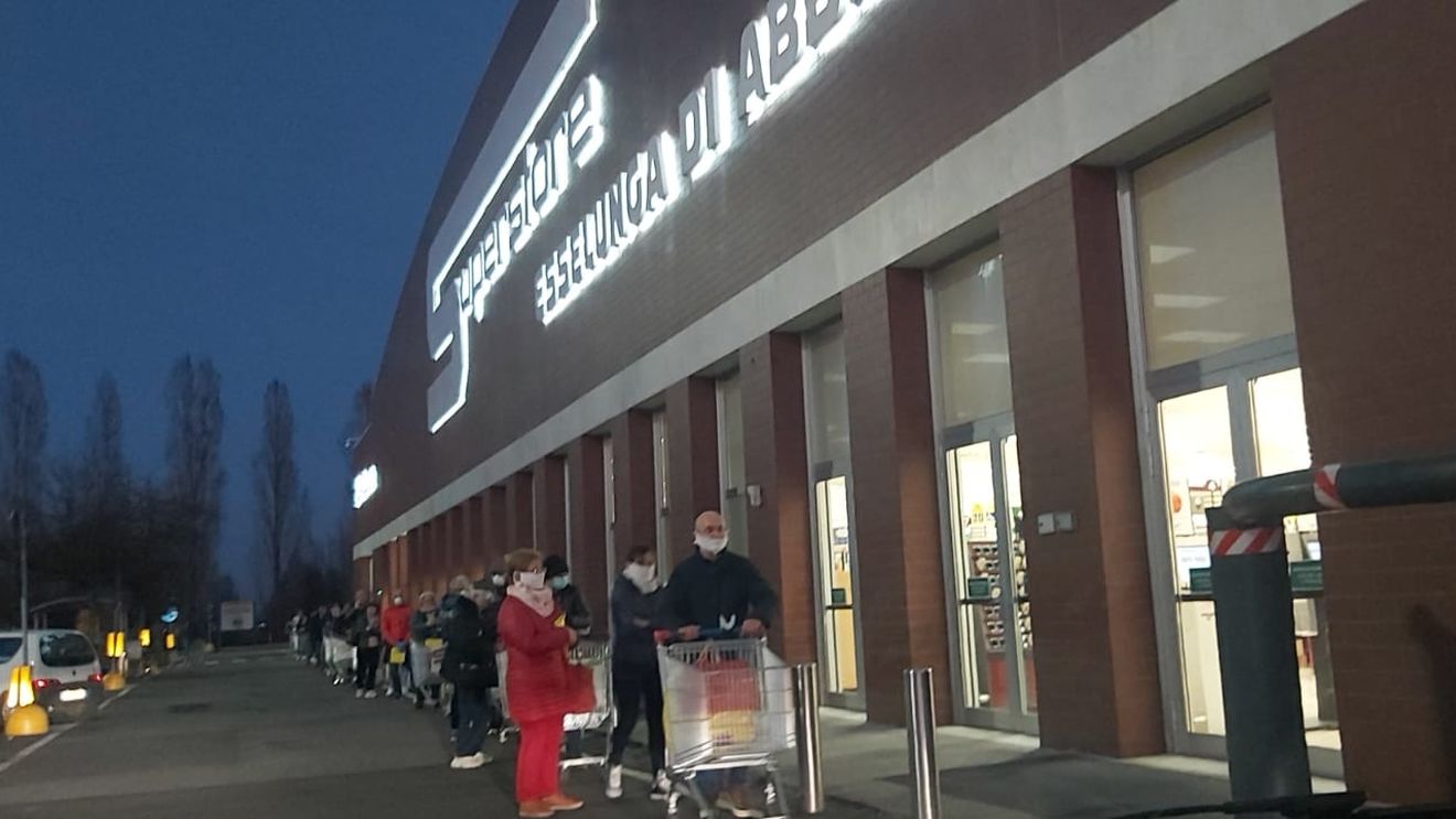 FOTO Cozi la magazine în Italia după ce accesul clienților e restricționat pentru a evita răspândirea coronavirusului