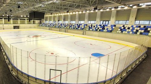 Peste 800 de spectatori la inaugurarea patinoarului Berceni Arena din Sectorul 4 / Primarul Daniel Băluță: Este un pas important ca după 12 ani să avem în sfârșit un meci de hochei în București