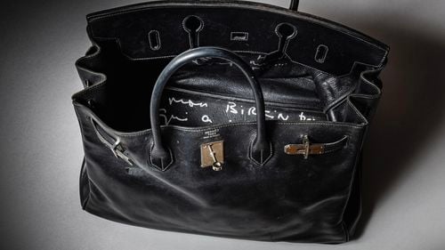 O nouă geantă Hermès Birkin estimată între 230.000 și 430.000 de dolari, care i-a aparținut lui Jane Birkin, scoasă la licitație în Abu Dhabi