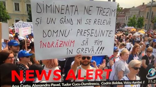 Sloganul zilei, la greva profesorilor care continuă în Cluj: Dimineața ne trezim și un gând ni se relevă, domnu' președinte îndrăznim să fim în grevă!