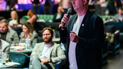 Industria ospitalității cere stabilitate fiscală. Radu Savopol (HORA) avertizează că majorarea TVA-ului ar putea duce la „cifre cu minus” și falimente în lanț: „Avem o industrie care e pe marginea prăpastiei”