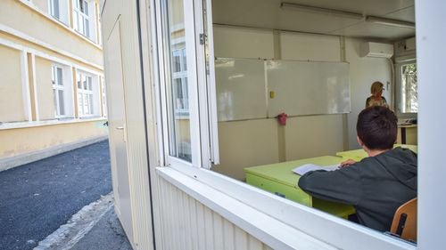 O parte din elevii unei școli din municipiul Sibiu au trecut în ”online” din cauza frigului: „Cădeau siguranțele” / Ei învață în containere, iar încălzirea se face prin calorifere electrice