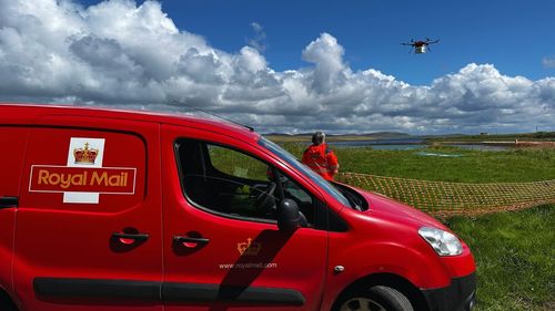 Grupul poştal britanic Royal Mail a inaugurat primul său serviciu de distribuție a corespondenței cu ajutorul dronelor în insulele scoțiene Orkney