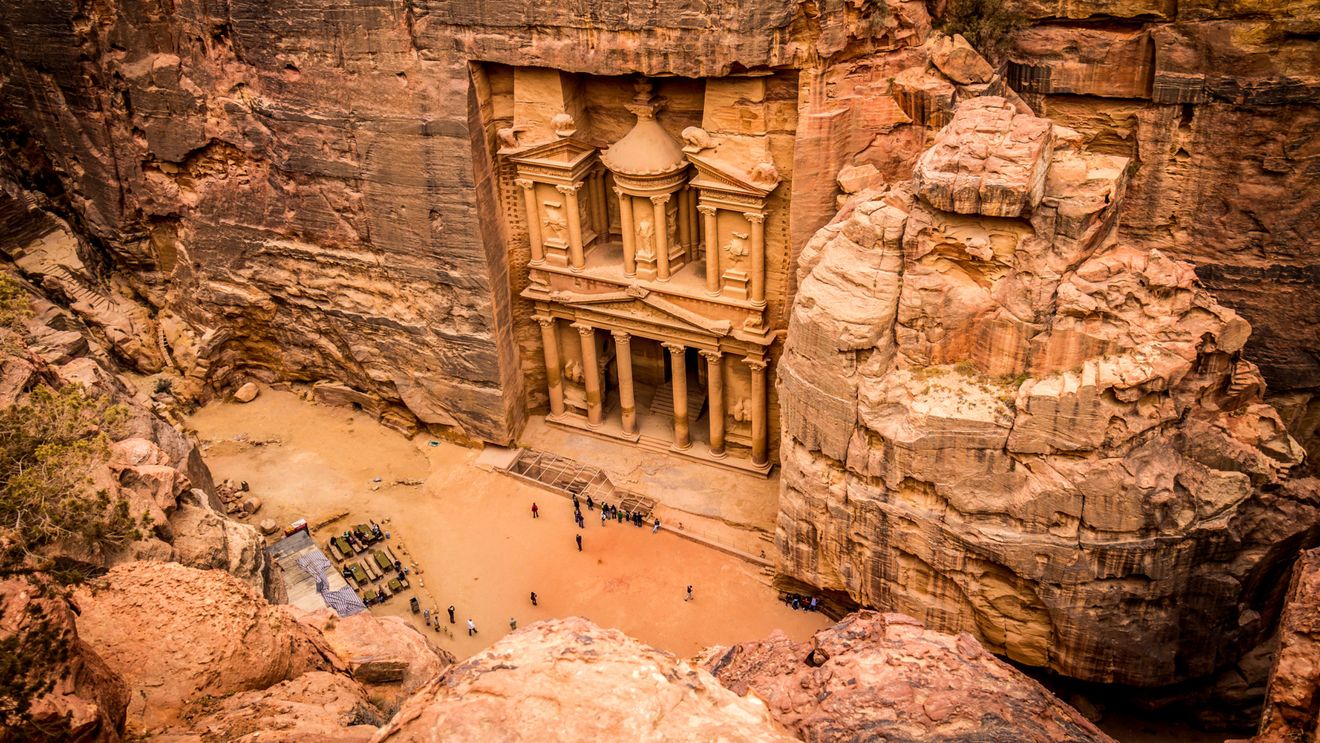 „O descoperire extrem de rară”: Arheologii au găsit sub celebra Trezorerie din Petra un mormânt secret cu cel puțin 12 schelete și artefacte, vechi de 2.000 de ani