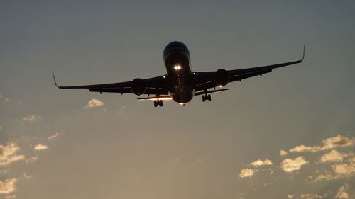 Un avion Boeing 767 a lovit un camion de livrări pe o autostradă, lângă New York, în timpul aterizării / Aeronava opera pe ruta Veneția - Newark