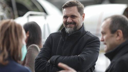 Primarul sectorului 4, Daniel Băluță: Mihăiță Ursu este coleg cu noi, da. Nu știam că este finul domnului Bode / Ursu a fost șef la Tarom, de unde a aterizat în iunie în CA-ul companiei susținut de liberali iar din septembrie a intrat și în CA al patinoarulului Berceni Arena din partea PSD