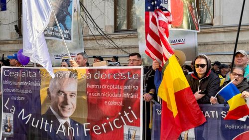 UPDATE FOTO Câteva sute de persoane, strânse în fața Judecătoriei Sectorului 1 pentru a-l susține pe Călin Georgescu / Fostul candidat prorus este chemat pentru controlul judiciar din dosarul propagandei legionare