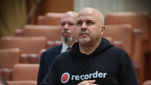 Vicepreședintele Camerei Deputaților i-a dat un tricou cadou unui deputat USR: Îl văd în aceeaşi bluză de câteva săptămâni / Ungureanu: Să îi rugaţi pe cei de la PSD să nu mai dea bani la televiziunile infractorilor