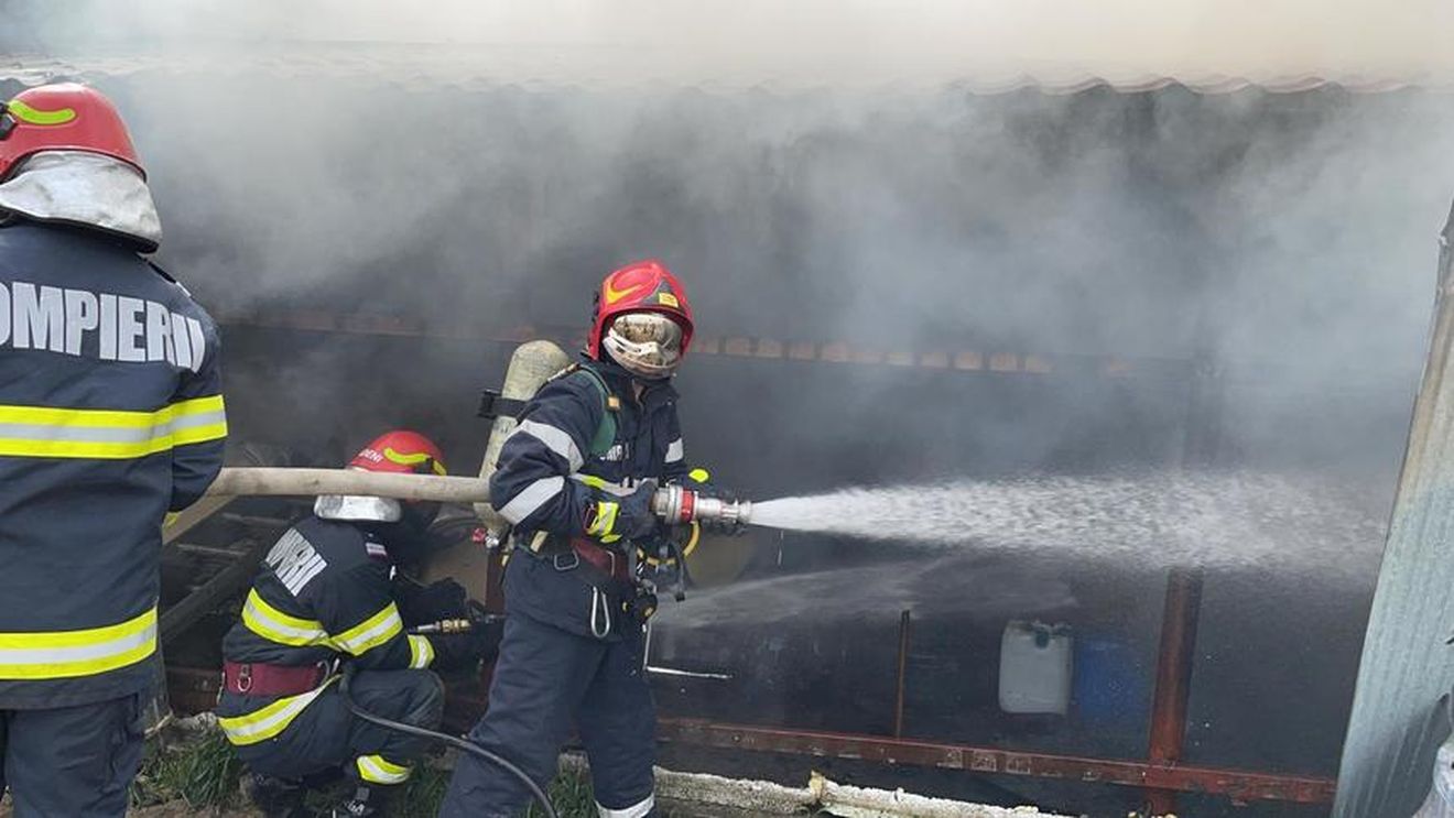 Incendiu în Neamț, la fabrica ”Cersanit”. O hală de 300 mp a fost afectată major