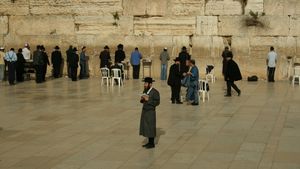 Israel: Premierul Netanyahu, forțat să retragă un proiect de lege cu iz teocratic privind restricții la Zidul de Apus (al Plângerii) de la Ierusalim după reacții vehemente de protest