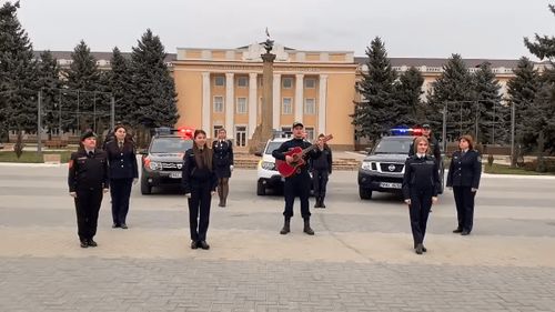 VIDEO Poliția din Chișinău înfruntă zilele de izolare cântând „balada” Covidului