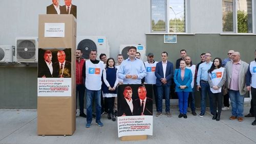 VIDEO Protest al candidatului USR la Primăria Sectorului 5 / Alexandru Dimitriu: Astăzi trebuiau sa fie alegeri, dar PSD-PNL continua să încalce legea