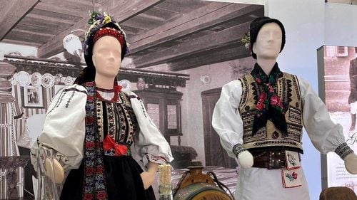 Intrare liberă în toate secțiile Muzeului de Etnografie din Brașov pentru vizitatorii care vin îmbrăcați în ie sau cămăși tradiționale