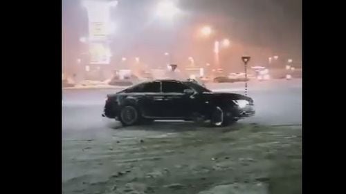 VIDEO Un tânăr din Botoșani a fost amendat cu peste 3000 de lei pentru că făcea derapaje controlate în parcarea unui supermarket