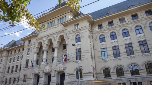 Un copil, rănit de o statuie care a căzut peste el la intrarea în Primăria București. Copilul s-ar fi urcat pe statuie