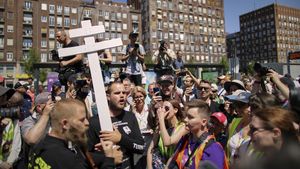 FOTO UPDATE Aproximativ 200.000 de persoane au participat la Budapest Pride, printre care 70 de deputați europeni și numeroși diplomați / În fruntea manifestaţiei s-a aflat primarul Budapestei, însoţit de Yolanda Díaz, vicepremierul spaniol / Premierul ungar Viktor Orban a fost ironizat într-o operă de artă stradală