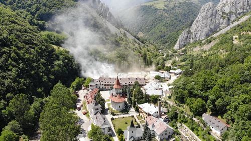 Incendiu la Mănăstirea Râmeț: arde acoperișul