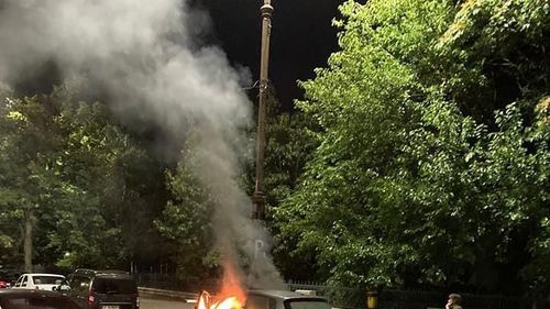 VIDEO Un autoturism a luat foc în Capitală. Pompierii au intervenit, nu au fost declarate victime