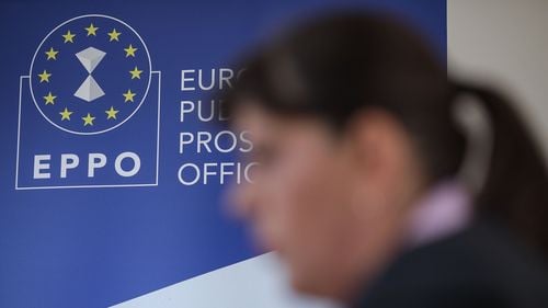 Laura Codruța Kovesi în Grecia, unde Parchetul European a demantelat o rețea de fraudare a fondurilor UE: Se spune că dimineața nu beau cafea, ci lacrimile oamenilor corupți. Nu este adevărat. Uneori beau cafea