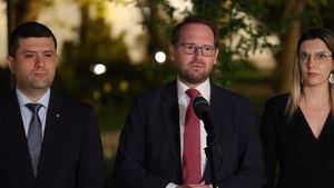 Dominic Fritz: Veștea va ajunge premier doar pupând inelul lui Simion / USR rămâne consecvent, nu votează Guvernul