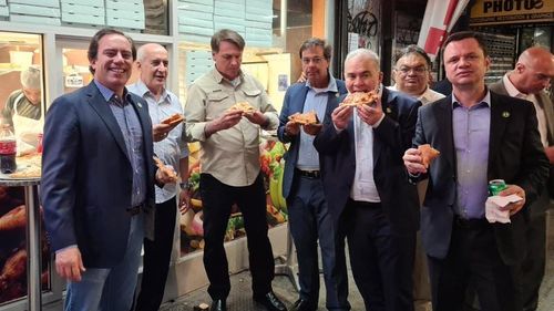 Bolsonaro mănâncă pizza, în picioare, pe stradă la New York din cauză că nu este vaccinat/ Autorităţile locale cer dovada vaccinării pentru a intra în interiorul barurilor şi restaurantelor