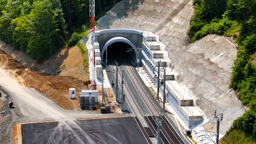 FOTO CFR deschide joi primul tunel feroviar nou, după 8 ani de lucrări cu „viteza trenului mărfar” / În lungime de 650 m, tunelul Bătuța intră în circulație pe un proiectat traseu de mare viteză în județul Arad, de 160 km/h
