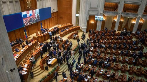 SURSE: PSD și AUR intenționează să depună astăzi la ora 14.00 moțiunea de cenzură anti-Bolojan / Citirea în Parlament mâine și votul pe 5 mai