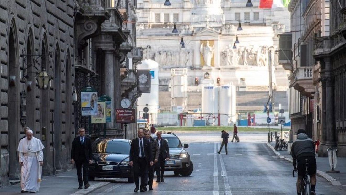 GALERIE FOTO Papa, pe jos pe străzile pustii ale Romei, pentru a se ruga pentru sfârşitul pandemiei