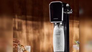 Aparatele cu care îți faci propria apă carbogazoasă acasă, precum SodaStream sau Drinkmate, devin populare. Este băutura bună pentru sănătatea ta? / Apa carbogazoasă, diferită de cea minerală îmbuteliată