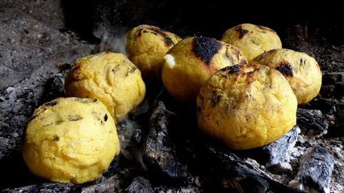 Festival de Gastronomie Tradițională "Un"te duci tu mielule?": bulz pe jar, cozonaci cu aromă de vanilie, tocană / Artiști locali vor urca pe scena de la poalele Castelului Bran