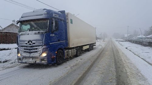 Circulaţie în condiţii de iarnă în zece judeţe / Sunt depuneri de zăpadă inclusiv pe autostrăzile A0, A1, A2 și A3