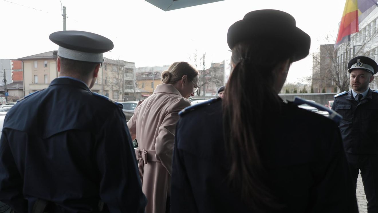 Judecătoarea Lia Savonea, protejată de patru jandarmi la sosirea la CSM pentru interviul de promovare la Curtea Supremă / Interviul nu a fost transmis live de CSM