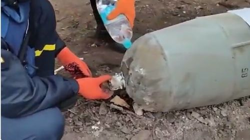 VIDEO Doi pirotehniști ucraineni dezamorsează o bombă care ar putea distruge o clădire, doar cu mâinile şi un PET de apă