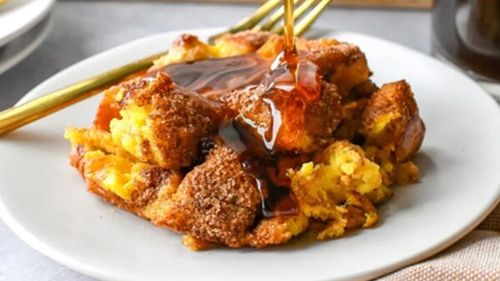 Budincă de french toast la cuptor, un mic dejun pentru mesele împreună cu familia și prietenii/ Preparat cu sirop de arțar și fructe proaspete