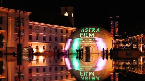 Cinema Dome la Astra Film Festival. Spectacol imersiv cu imagini rare și hituri de legendă ale trupelor Queen și Pink Floyd în Piața Mare din Sibiu (Parteneriat)