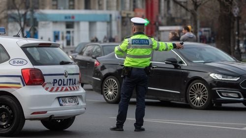 O șoferiţă din Arad a lovit cu maşina o femeie cu care se certase pentru un loc de parcare