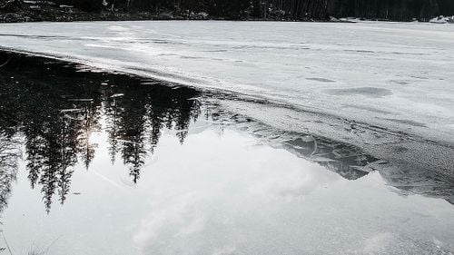 Trei bărbaţi, care pescuiau la copcă, au căzut în râul Siret, după ce gheaţa s-a spart sub ei