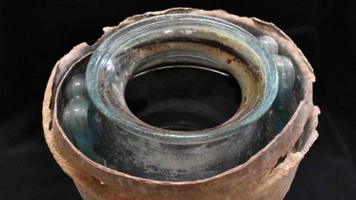 Cel mai vechi vin ''conservat în stare lichidă'', cu o vechime de aproximativ 2.000 de ani, descoperit în Spania / Ce căuta lichidul roșiatic în interiorul unei urne funerare din sticlă, sigilată?