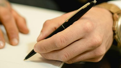 A fost instituit premiul naţional „Ambasador Mihnea Constantinescu”, acordat pentru merite deosebite în combaterea antisemitismului, xenofobiei, radicalizării şi discursului instigator la ură / Iohannis a promulgat legea