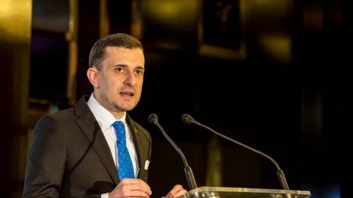 Ambasadorul României în Italia condamnă purtarea tricolorului la manifestațiile împotriva certificatului verde: ”Când merg la cineva în casă, din bun simț îi respect regulile casei și nu mă apuc să-i arunc cu vopsea pe pereți”