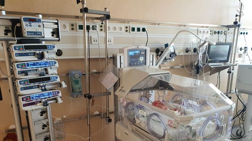 România are cea mai mare rată a mortalității infantile din Europa: 91% dintre secțiile de neonatologie nu sunt dotate adecvat pentru îngrijirea tuturor nou-născuților. „Transportul unui nou-născut este o loterie”, Angela Galeța, directoarea Fundației Vodafone România