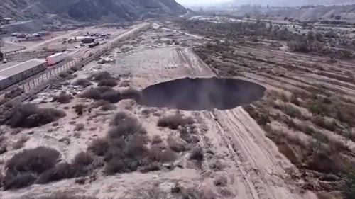 VIDEO O groapă imensă cu un diametru de 25 de metri s-a format în apropierea unei mine de cupru din Chile