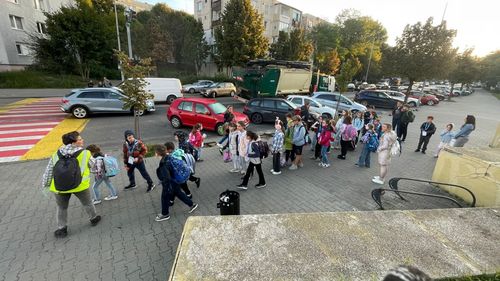 Proiect pilot „Strada Școlară”: Străzile din jurul a două școli din județul Mureș sunt închise dimineața pentru mașini / „Copiii abia așteaptă să stea de vorbă între ei”