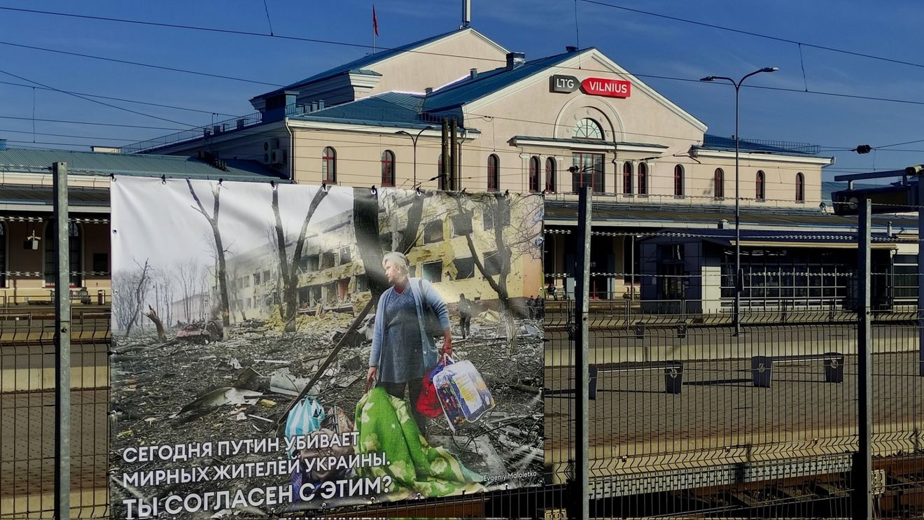 Rușii care traversează Lituania, în drum spre Kaliningrad, confruntați cu imaginile războiului din Ucraina: "Sunteți de acord cu asta?”