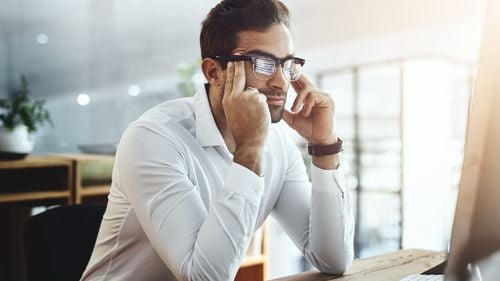 Cum să-ți păstrezi mintea limpede atunci când emoțiile par să preia controlul. Arta de a rămâne calm în mijlocul furtunii